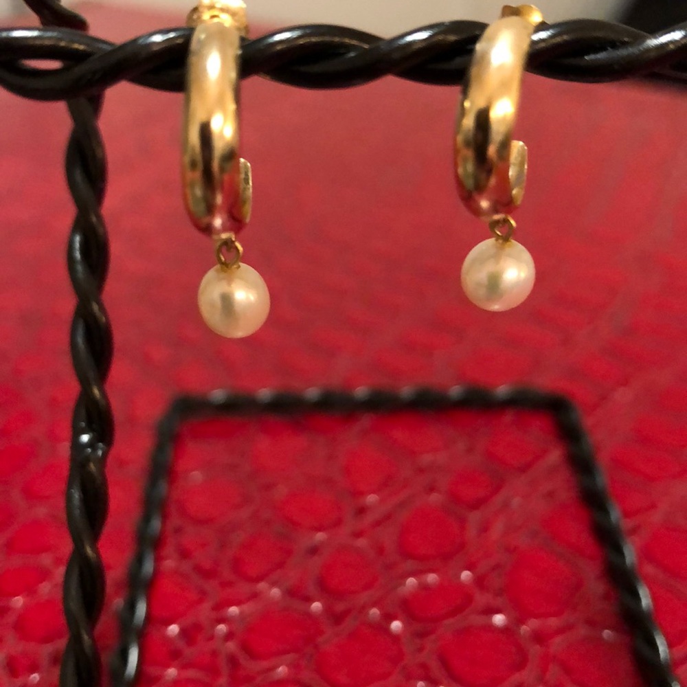 Gold and pearl drop earrings 💓
